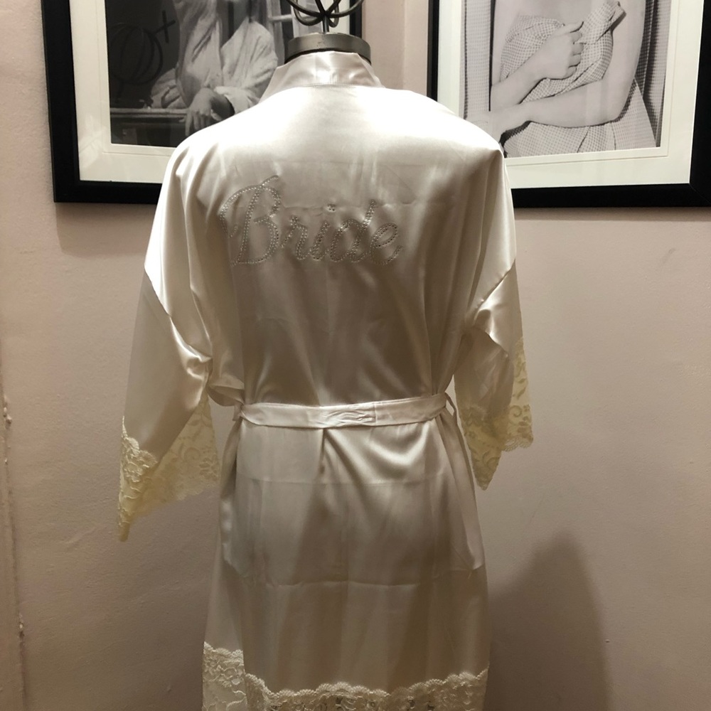 👰🏿👰🏽👰🏻👰🏼LACE BRIDE ROBE 💍👰🏻👰🏼👰🏿👰🏽 - Picture 5 of 7